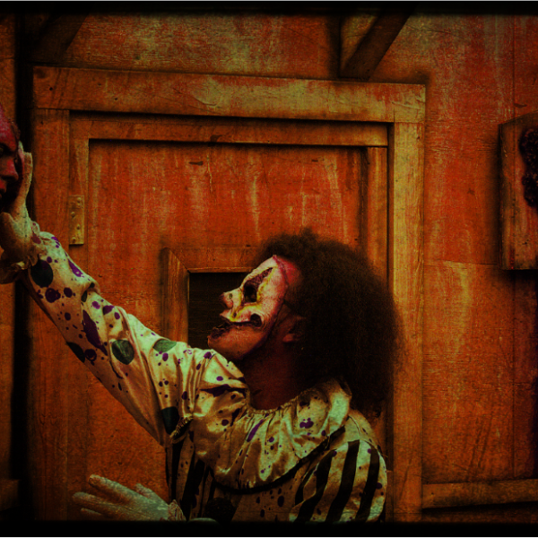 Maze Chainsaw actor at night at Scary Acres Rhode Island